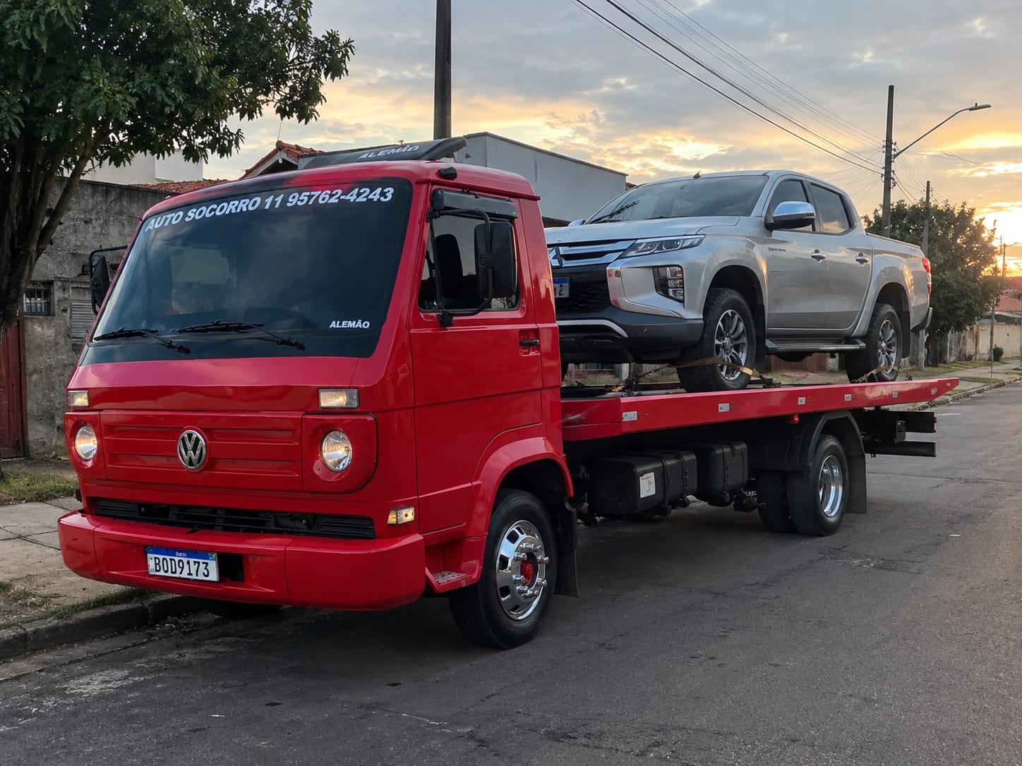 Guincho transportando um veículo na plataforma