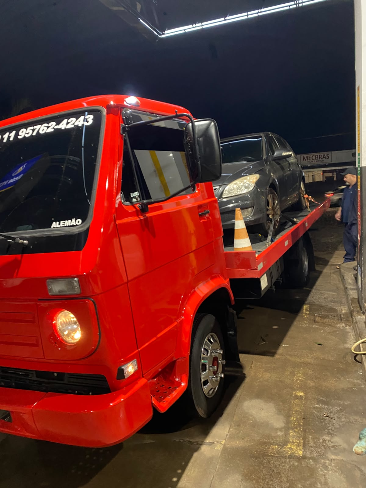 Fotografia vertical do caminhão-guincho